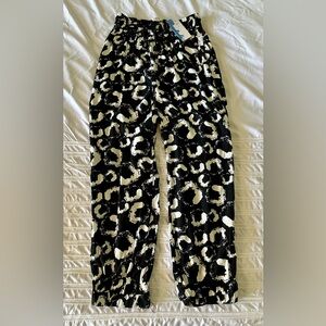 NWT Small Lightweight pant. Elastic adjustable waist, pockets black white print.